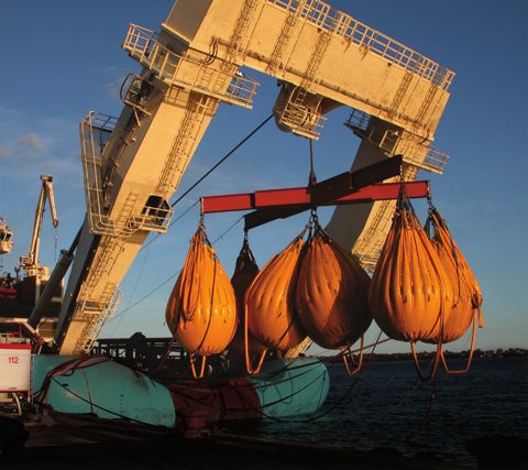 National Oilwell Varco A-Frame Cranes – Photo (National Oilwell Varco datasheet S. 1)
