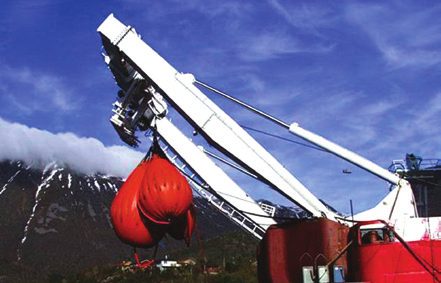 National Oilwell Varco A-Frame Cranes – Photo (National Oilwell Varco datasheet S. 2)