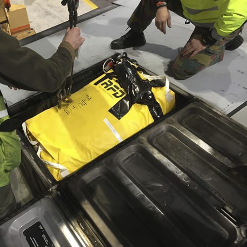 Survitec Group 08 man throw-over self-righting SOLAS A and B pack inflatable liferaft / Trademarks: SURVITEC, ENDURA, CREWSAVER, ELLIOT, DSB, SURVITECZODIAC, RFD, SSP, BRUDE, RFD TOYO