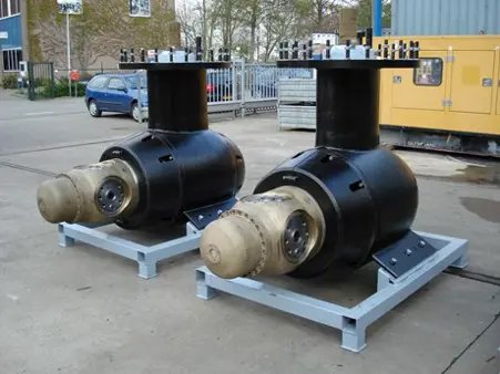Cat Marine Power CMP-TT-2000 bow