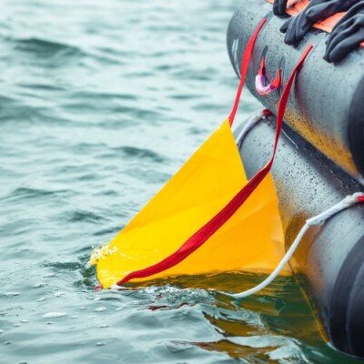 Survitec Group 25 man throw-over self-righting SOLAS A and B pack inflatable liferaft, packed in cylindrical container / Trademarks: SURVITEC, ENDURA, CREWSAVER, ELLIOT, DSB, SURVITECZODIAC, RFD, SSP, BRUDE, RFD TOYO